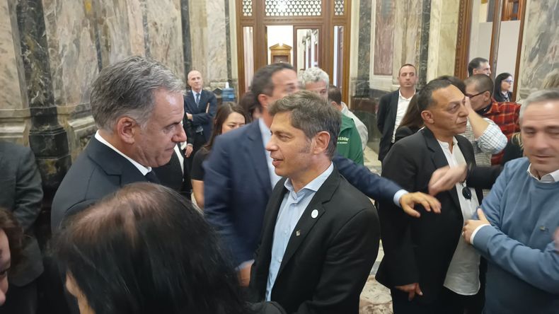 Yamandú Orsi y Alex Kicillof, gobernador de Buenos Aires