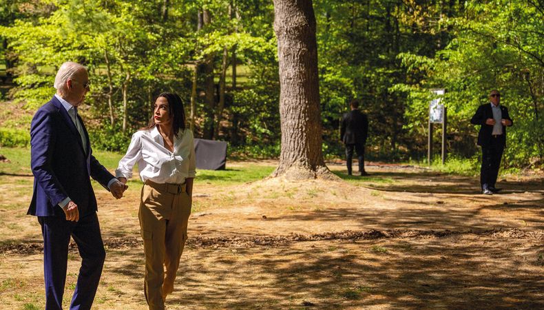 La representante demócrata por Nueva York Alexandria Ocasio-Cortez acompañó al presidente de Estados Unidos en la celebración del Día de la Tierra.   AFP 