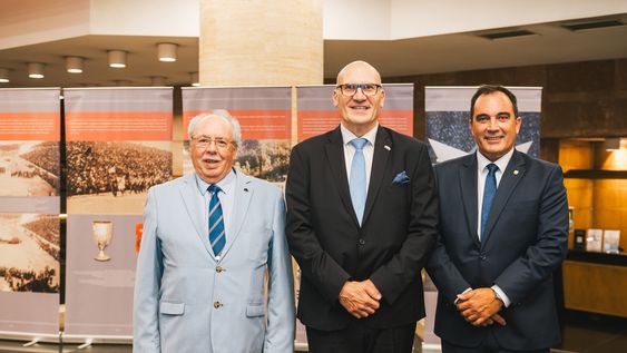 Presidente del Comité Olímpico Pierre de Coubertin Uruguay Héctor Horacio Henry, embajador de Grecia Stavros Spyridakis y tesorero del Comité Olímpico Uruguayo Marcos Melazzi.