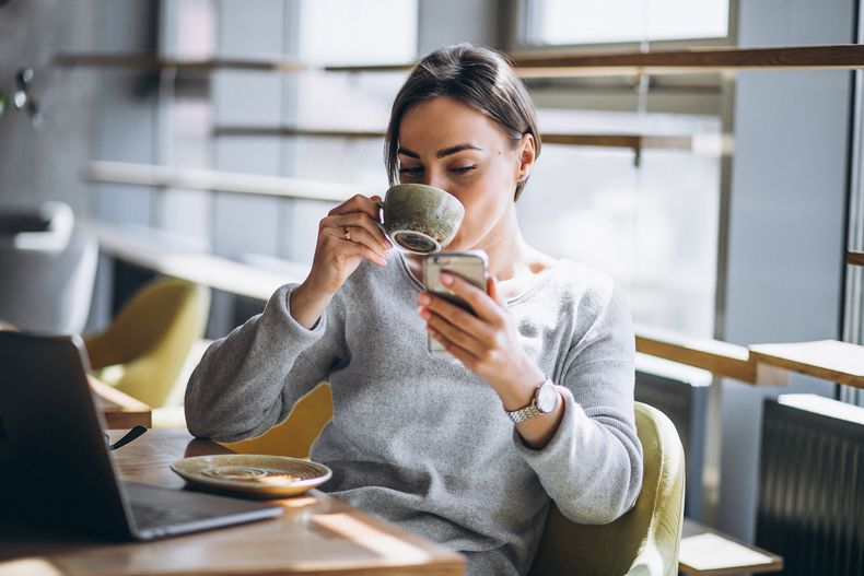 La cafeína permanece en el organismo durante horas, por lo que tomarla demasiado tarde puede interferir en la capacidad para conciliar el sueño.