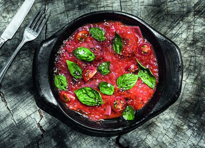 raviolones de masa de remolacha rellenos de espinaca, zapallo cabutiá y castañas de cajú con salsa fileto. Foto: Adrián Echeverriaga