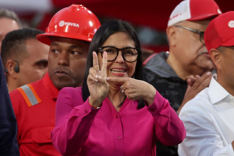 Delcy Rodríguez reacciona al ser recibida por simpatizantes durante una manifestación en Caracas (Venezuela), 29 de enero de 2026.
