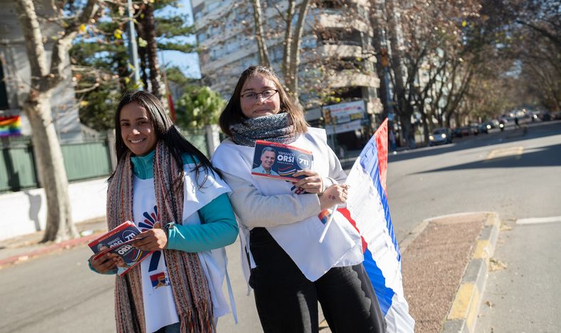 Militantes del Frente Amplio reparten listas durante la campaña hacia las elecciones internas de 2024