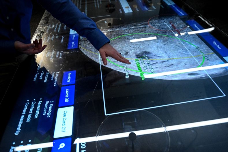 Un trabajador utiliza una pantalla táctil en la Sala de Operaciones de la Misión Científica (SMOR) del Centro Espacial Johnson en Houston, Texas, el 6 de abril de 2026.