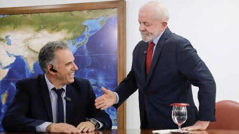Yamandú Orsi, tras ser electo presidente, en su visita a Lula en diciembre de 2024.