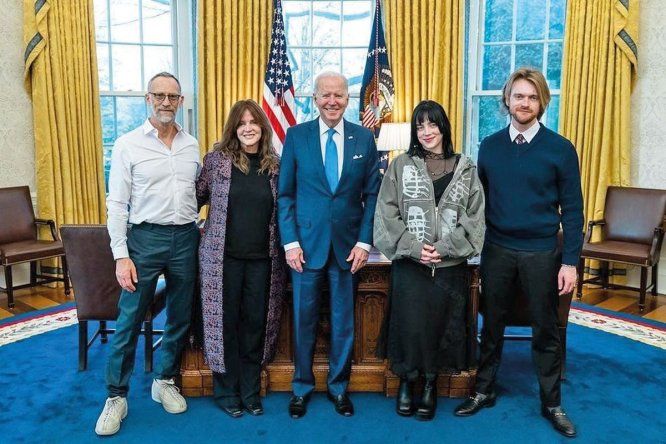 El cantante Finneas O’Connell publicó una foto de su familia en la Casa Blanca junto al presidente Biden, tras conocerse la noticia de su renuncia&nbsp;a la candidatura para las elecciones presidenciales de 2024.