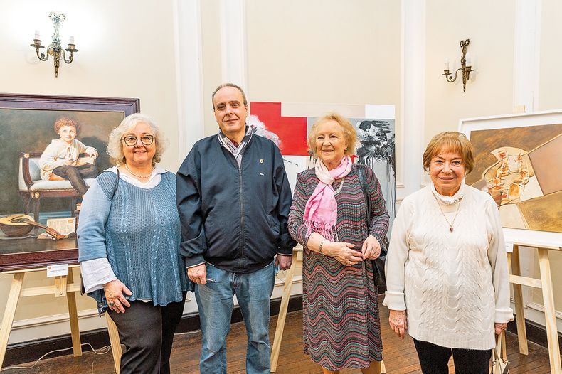 Del jurado: artista plástica Rosario de Mattos y escultor Ramón Cuadra, con la presidenta de APEU Nora Prego y la secretaria de la asociación Marina Dellepiane