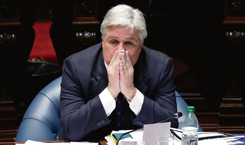 Francisco Bustillo durante la interpelación en el Senado en agosto de 2022. Foto: Javier Calvelo / adhocFOTOS
