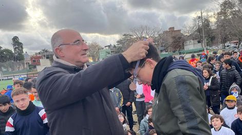 El cardenal Daniel Sturla participa de una jornada de atletismo de Fundación Sophia.