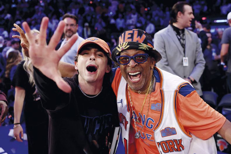 El actor Timothée Chalamet y el director de cine Spike Lee disfrutaron de los festejos por la victoria de los Knicks ante los Celtics