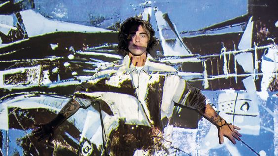 Romeo Taddei posa delante de proyecciones de obras de arte de su padre, Claudio Taddei, quien fue un destacado músico y artista plástico, fallecido en 2019.&nbsp;