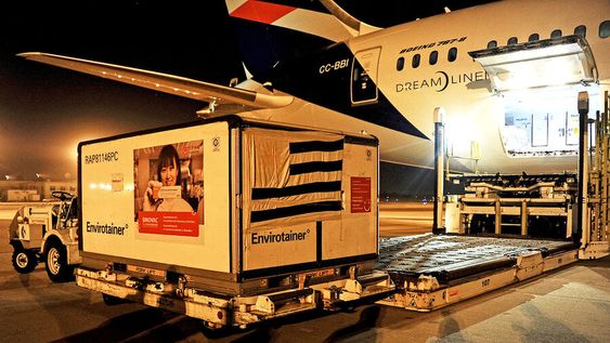 Las primeras Sinovac en tocar suelo uruguayo, cuando empezó a cambiar todo en 2021. Foto: Presidencia Las primeras Sinovac en tocar suelo uruguayo, cuando empezó a cambiar todo en 2021. Foto: Presidencia