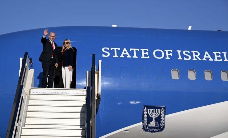 El primer ministro israelí, Benjamin Netanyahu, a bordo de su avión oficial.