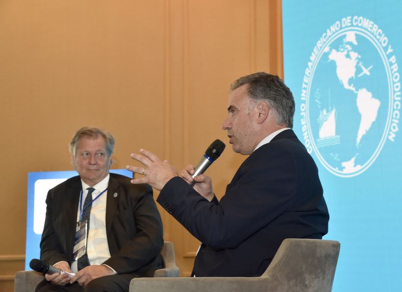 Yamandú Orsi entrevistado por el presidente del Consejo Interamericano de Comercio y Producción, Marcos Pereda&nbsp;