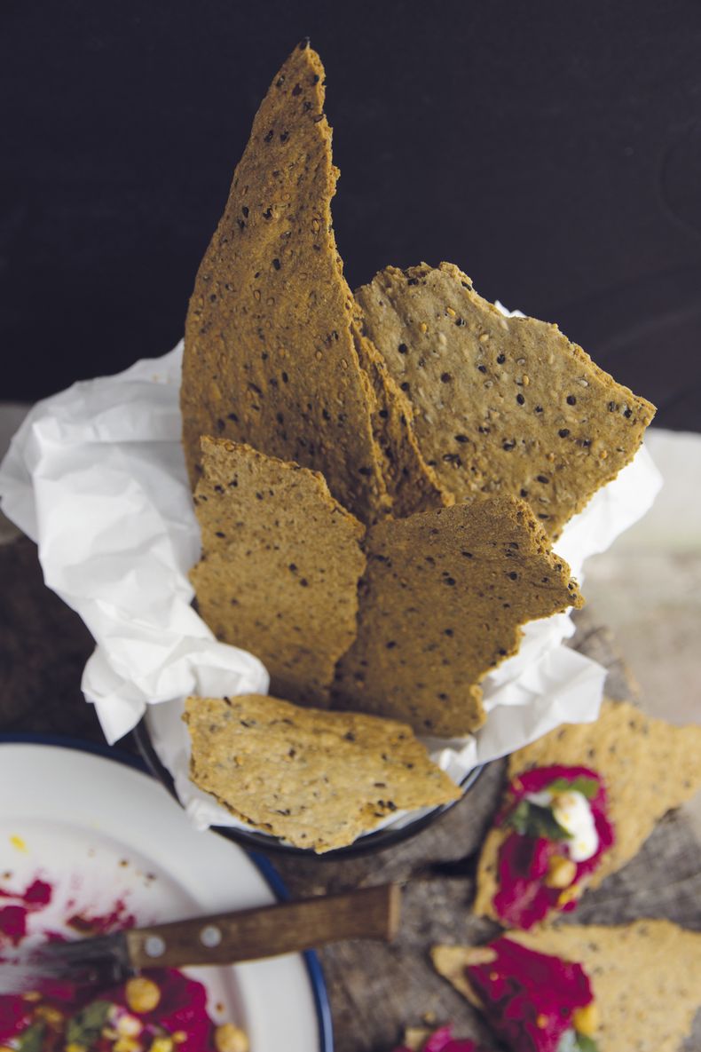 Lucia Soria crackers sesamo del libro Relatos y recetas