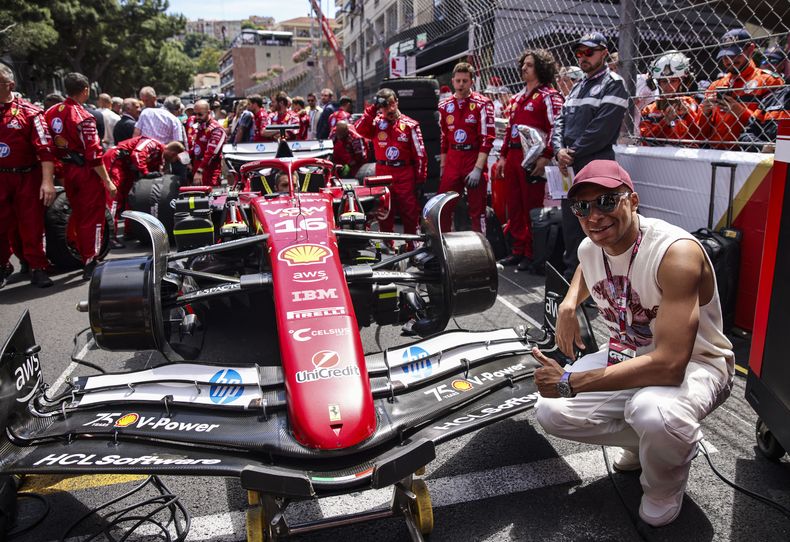 Kylian Mbappé se tomó una foto junto al icónico SF-25 de la Scuderia Ferrari durante el Gran Premio Tag Heuer de Mónaco