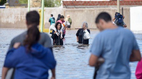 Personas caminando en una inundación este sábado en Bahía Blanca.