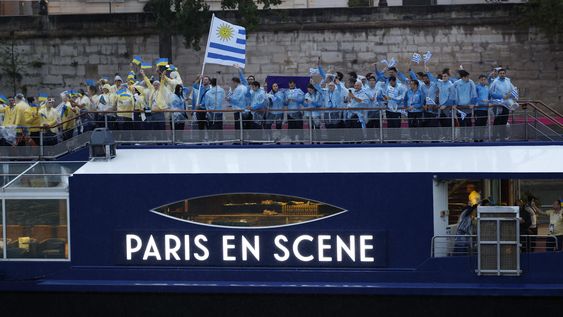 La delegación de Uruguay navega por el río Sena