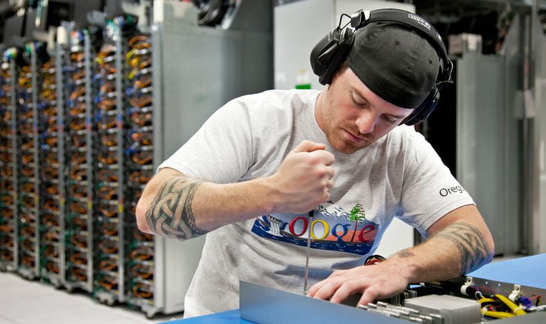 Un técnico cambiando una placa en el data center de Google en Óregon, Estados Unidos. Foto: Google