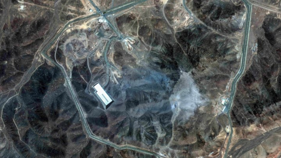 Esta imagen satelital proporcionada por Maxar Technologies muestra la instalación de enriquecimiento de Fordow, en Irán, después de los ataques de Estados Unidos Esta imagen satelital proporcionada por Maxar Technologies muestra la instalación de enriquecimiento de Fordow, en Irán, después de los ataques de Estados Unidos
