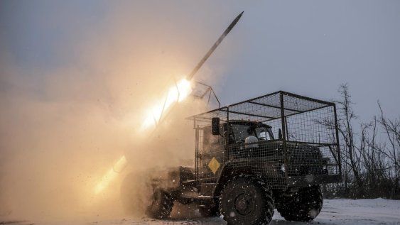 Una brigada ucraniana mantiene una posición cerca de la línea del frente en Donetsk, Ucrania.