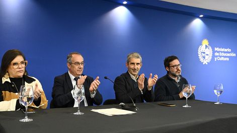 La responsable del Área de Formación de la Dirección Nacional de Educación (DNE), Gabriela Rak, el ministro José Carlos Mahía, el presidente de la ANEP, Pablo Caggiani, y el secretario técnico de la DNE, Sebastián Valdez