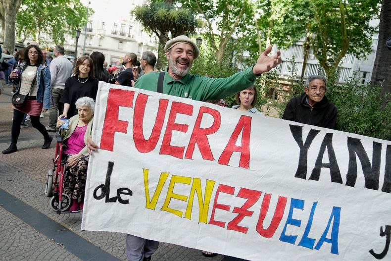 Manifestantes contra la operación de Estados Unidos en Venezuela, el sábado 3 de enero en Montevideo.