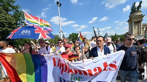 Diplomáticos de varios países marcharon por Budapest en apoyo a las comunidades LGBTQI+. Foto: AFP