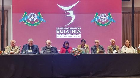 El ministro Fratti junto a los organizadores de las 52ª Jornadas Uruguayas de Buiatría, en Paysandú