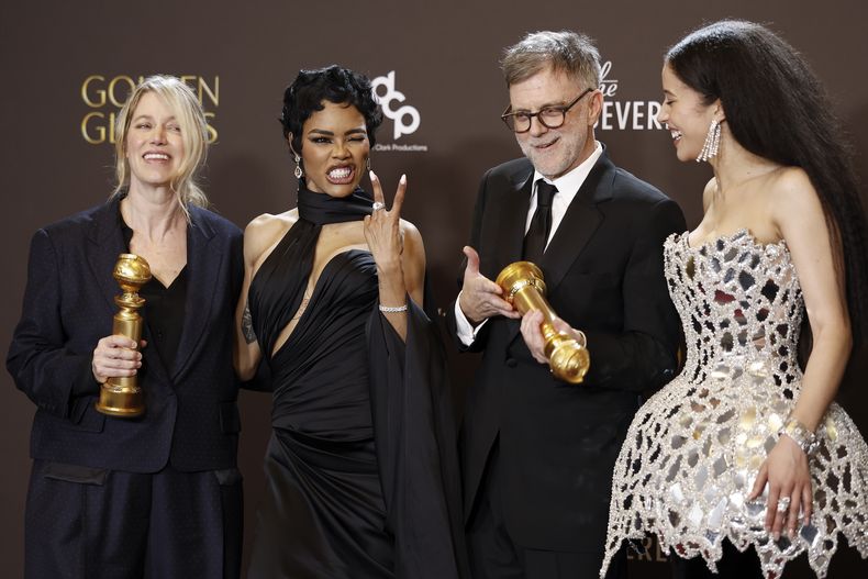 La productora Sara Murphy, la actriz Teyana Taylor, el cineasta Paul Thomas Anderson y la actriz Chase Infiniti posan con el premio a la Mejor película musical o de comedia por Una batalla tras otra.