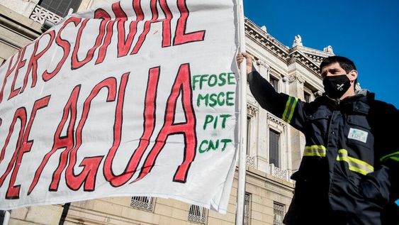 Protesta de funcionarios de OSE durante el acto aniversario de los 150 años del abastecimiento de aguas corrientes a Mdeo. Foto: Javier Calvelo / adhocFOTOS