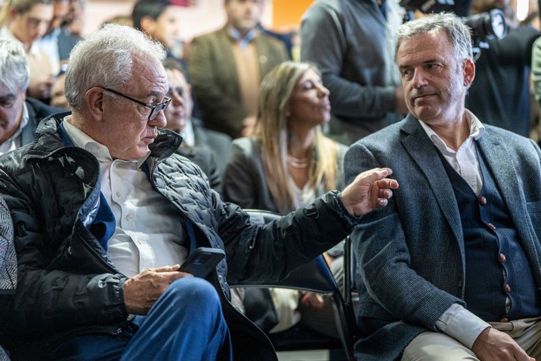 El canciller Mario Lubetkin y el presidente Yamandú Orsi.
