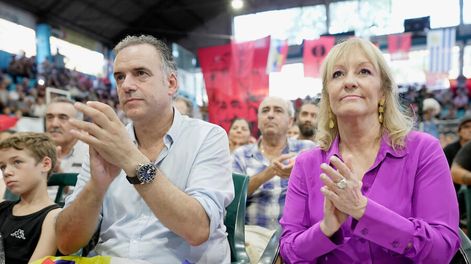 Yamandú Orsi y Carolina Cosse durante el cierre del congreso del MPP. Foto: Javier Calvelo / adhocFOTOS