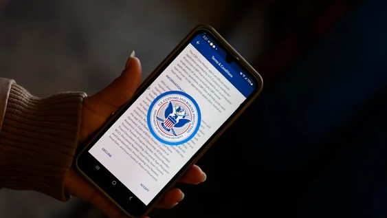 Una mujer posa con la aplicación móvil CBP One en su celular.