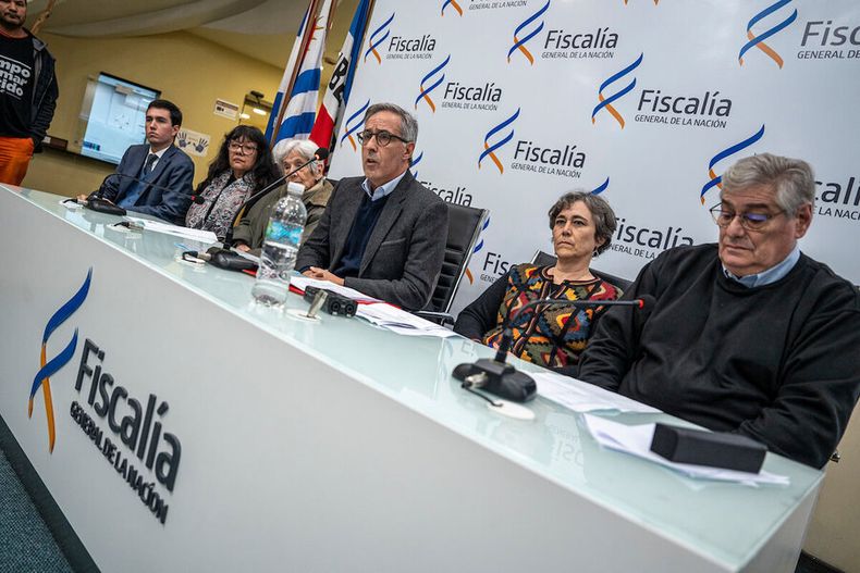 Graciela Montes de Oca, Alba González, Ricardo Perciballe, Alicia Lusiardo y Wilder Tyler durante le conferencia en Fiscalía Foto: Mauricio Zina / adhocFOTOS