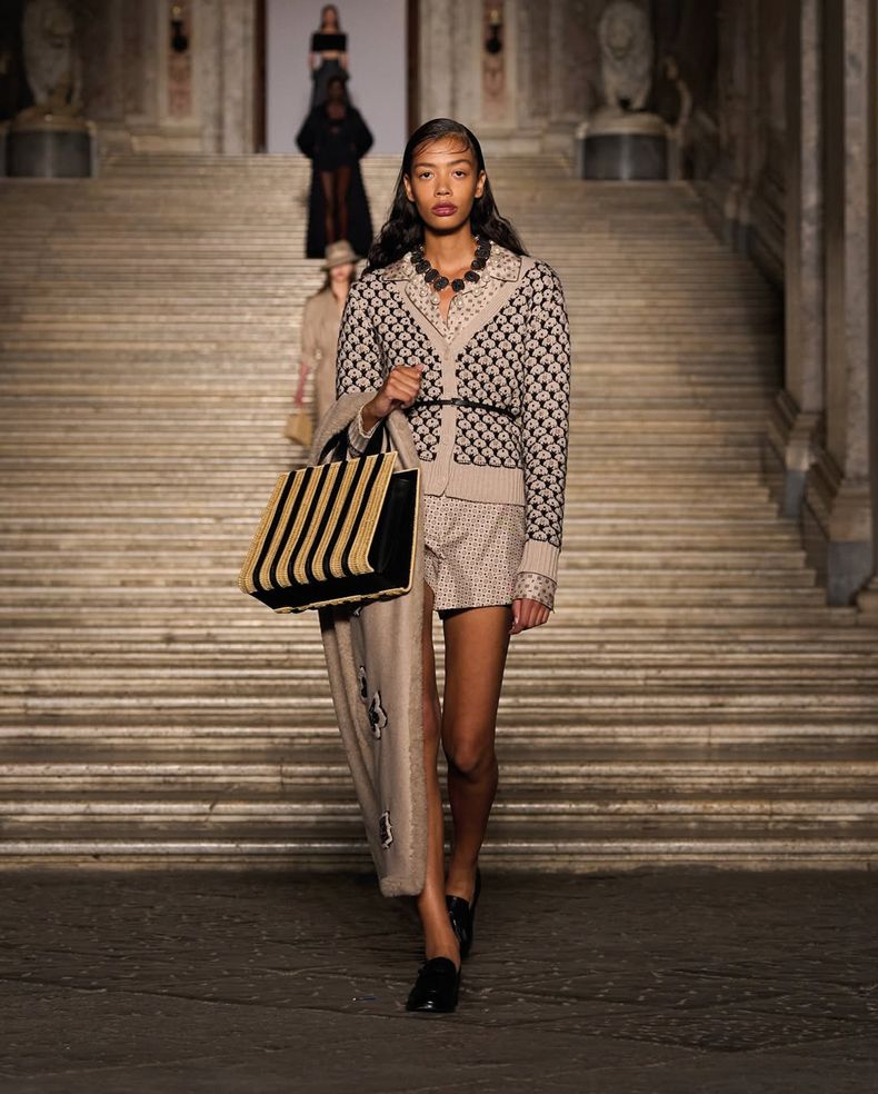 Los buzos de cachemir con estampados de corbatas, los accesorios y los detalles marcaron presencia en la colección resort 2026 de Max Mara.