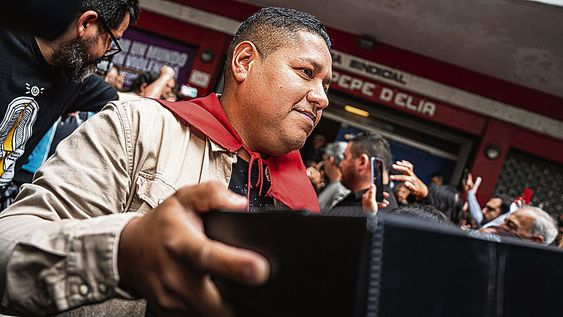 Entrega de firmas del plebiscito que reforma el sistema de seguridad social, el 27 de noviembre. Foto: Mauricio Zina, adhocFOTOS Entrega de firmas del plebiscito que reforma el sistema de seguridad social, el 27 de noviembre. Foto: Mauricio Zina, adhocFOTOS