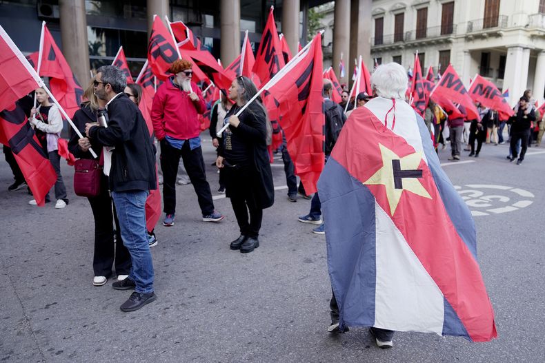 Cortejo fúnebre de José Mujica, tras su fallecimiento, por el centro de la ciudad de Montevideo