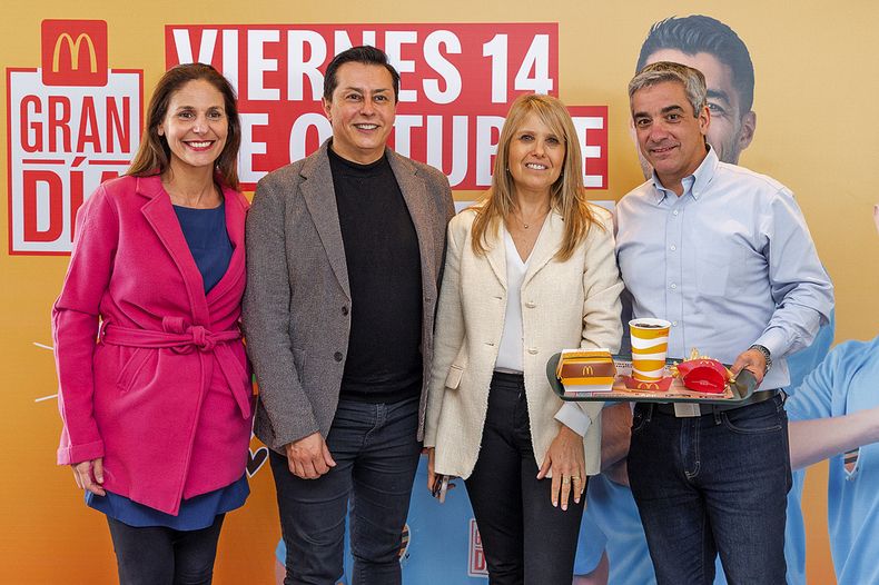 La jefa de Comunicaciones de Arcos Dorados Paula Espasandín, el director del Liceo Impulso Fabrizio Patritti, la directora ejecutiva de la Asociación Casa Ronald McDonald Sandra Marcos y el director de McDonald’s Uruguay Ricardo Méndez