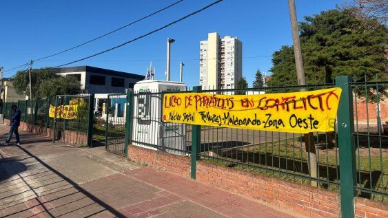 Pancartas en la entrada del liceo de Piriápolis protestan contra la ANEP. Pancartas en la entrada del liceo de Piriápolis protestan contra la ANEP.