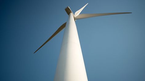 Un molino en un parque eólico en el interior del país