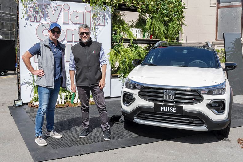 Juan Carlos Charabaruk y Javier Gutiérrez, asesores comerciales de Fiancar y Fiat respectivamente.