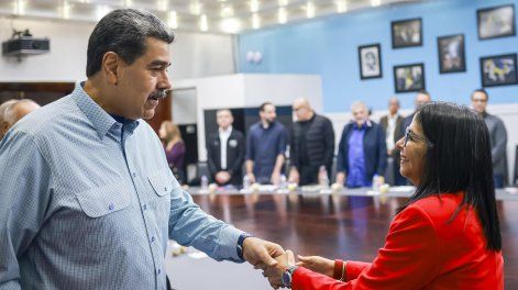 Nicolás Maduro saluda a la vicepresidenta Delcy Rodríguez en una reunión del Consejo de Ministros, en Caracas (Venezuela).