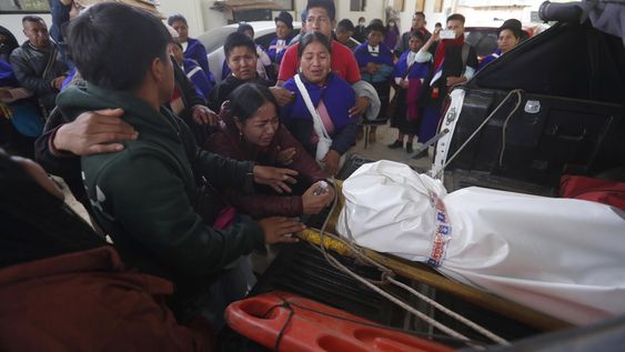Los enfrentamientos por territorios entre indígenas de los pueblos colombianos Misak y Nasa en el departamento del Cauca (suroeste) han dejado al menos seis muertos y más un centenar de heridos.