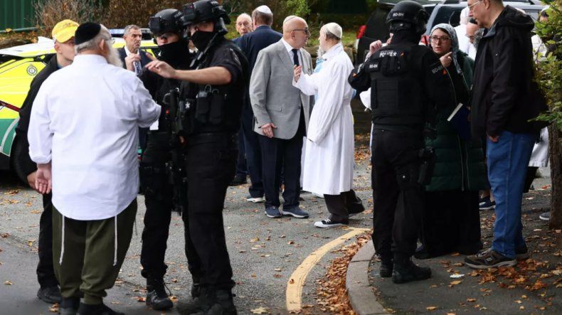 Agentes de policía armados cerca de la sinagoga de la Congregación Hebrea de Heaton Park en Crumpsall, al norte de Manchester, el 2 de octubre de 2025.