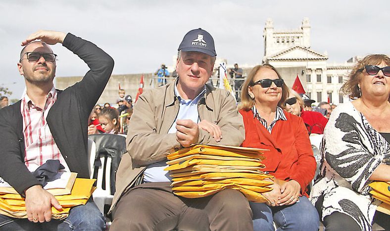 imagen de El PIT-CNT se sumó al debate de seguridad, adoptó la bandera uruguaya y molestó a parte del gobierno con discursos críticos