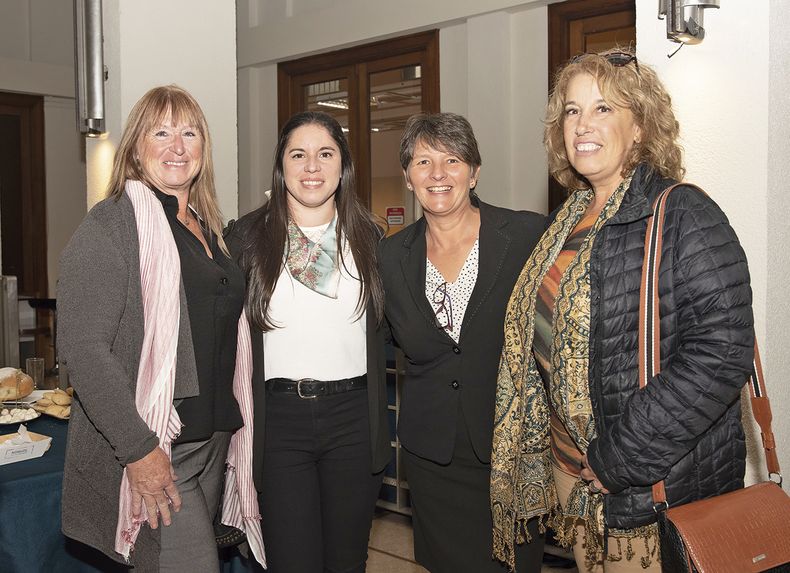 Marcela Majide, integrantes de la Cámara de Comercio Ana Fernández y Lorena Merli y presidenta de la Red de Centros Multidisciplinarios Mariela Méndez