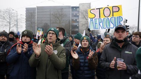 Agricultores europeos celebran a las puertas del Parlamento Europeo tras la votación para remitir el caso al Tribunal de Justicia de la Unión Europea en relación con el acuerdo comercial entre la UE y el Mercosur en Estrasburgo, Francia, el 21 de enero de 2026.