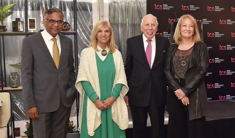 El chairman de Tata Sons Natarajan Chandrasekaran, la vicepresidenta de la República Beatriz Argimón, Gabriel Rozman  y la intendenta de Montevideo Carolina Cosse