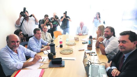 imagen de Lacalle Pou lanzó borrador de su “ley de urgente consideración”:  casi 460 artículos que tocan desde la economía hasta la telefonía